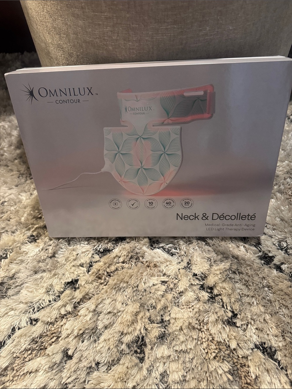 Omnilux Contour Neck & Décolleté LED Therapy Device
